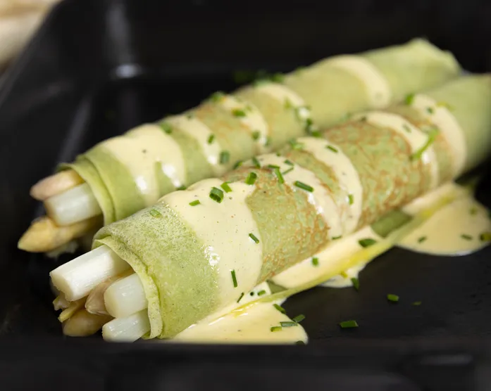 Kräuterpfannkuchen mit weißem Spargel