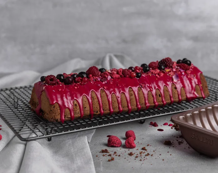 Rehrücken / Rührkuchen mit Beeren und Glasur