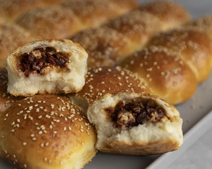 Poğaça mit Tomaten-Oliven-Füllung / türkische Hefe-Brötchen 