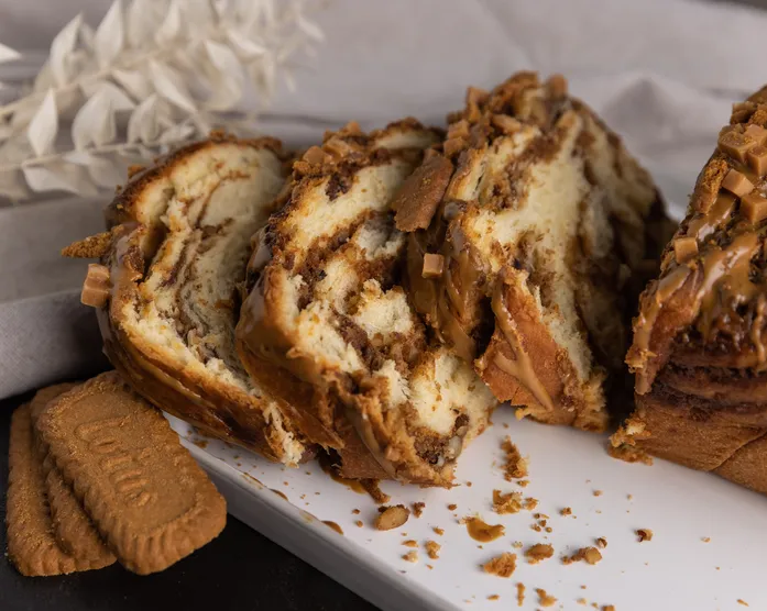 Lotus Hefezopf mit Salted Caramel Fudge / Baba Form