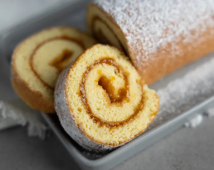 Biskuitrolle mit Marillen-Füllung