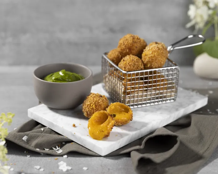 Chili Cheese Nuggets mit Salsa Verde / Snack Käse-Bällchen mit Dip