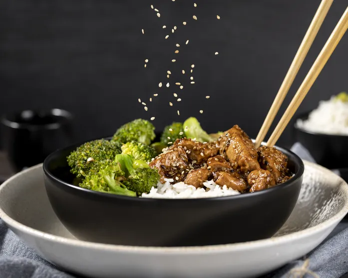 Sesamhähnchen mit Kokosreis und Gemüse