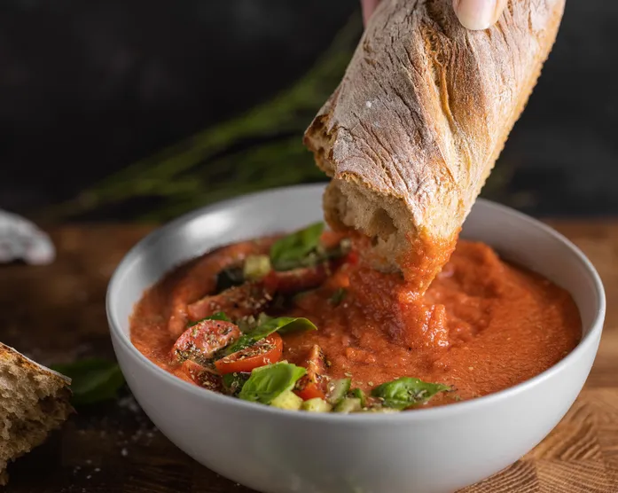 Gazpacho mit Baguette