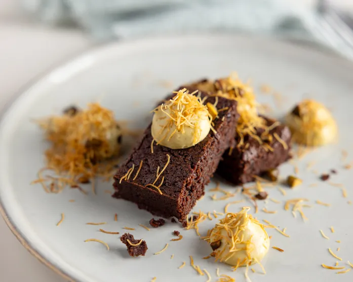 Fudgy Brownie Bites / mit Pistaziencreme und Kadayif-Crunch