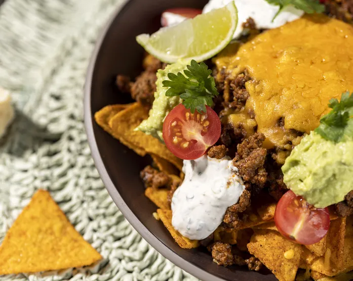 Überbackene Nachos / mit Hackfleisch und frischem Gemüse-Topping