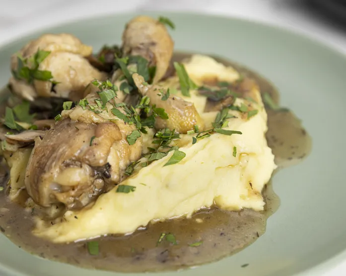 Hähnchenkeulen mit Kartoffelstampf und Champignonsoße