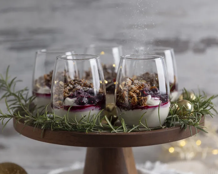 Weihnachts-Trifle im Glas / mit Granola