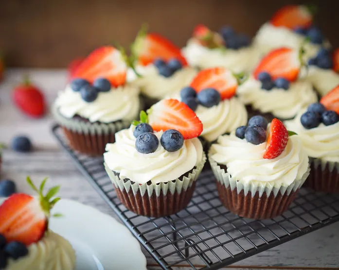 Schokoladen-Cupcakes mit Erdbeerkern
