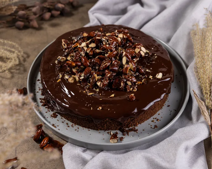 Schokoladenkuchen mit gebrannten Mandeln