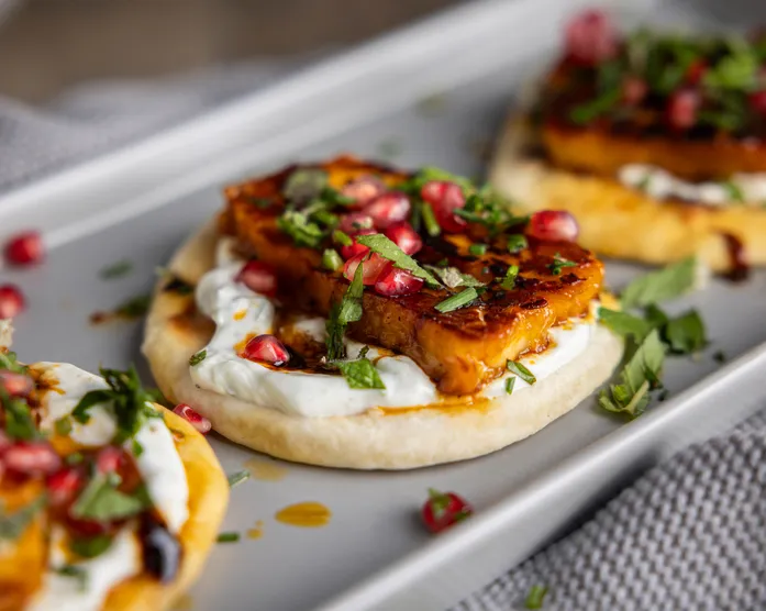 Naan Brot mit krossem Halloumi / in Chili-Honig-Soße