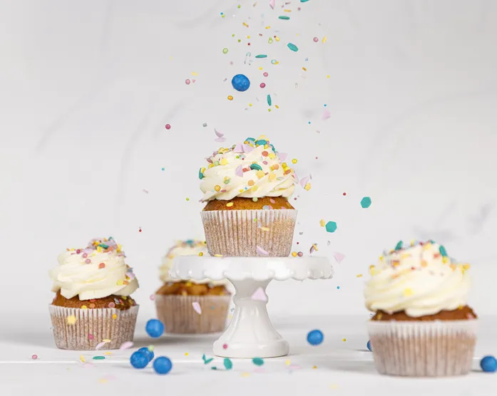 Konfetti Cupcakes / Zitronenmuffins mit bunten Streuseln