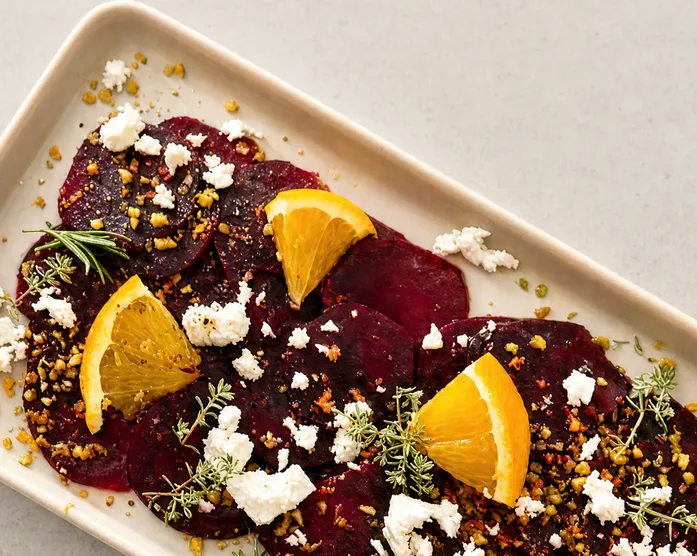 Rote Bete Carpaccio / mit Orange, Schafskäse und Pistazien