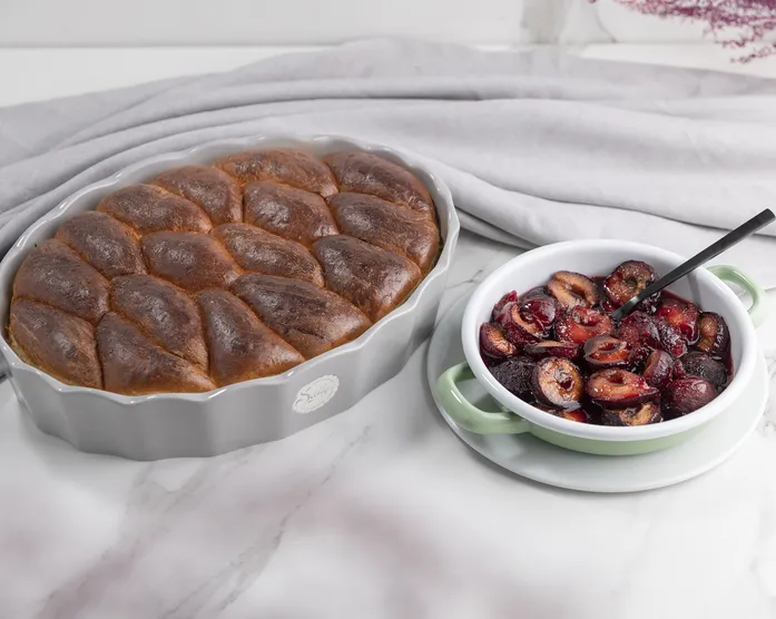 Ofengeröstete Pflaumen mit Einbackbrötchen