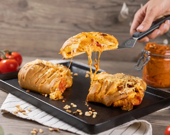 Tomaten-Mozzarella-Strudel mit Pesto