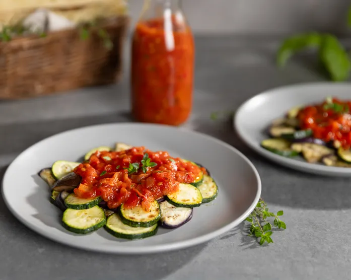 Tomatensalsa mit Auberginen und Zucchini