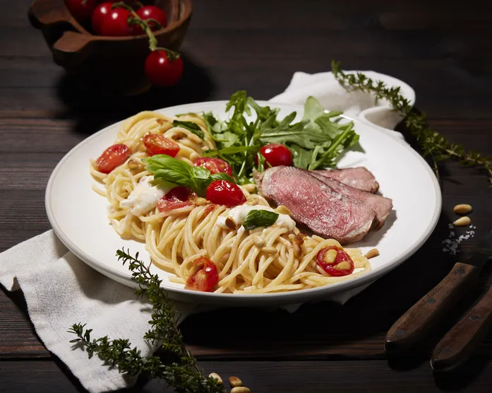 Spaghetti Aglio e Olio mit Cherrytomaten und Roastbeef