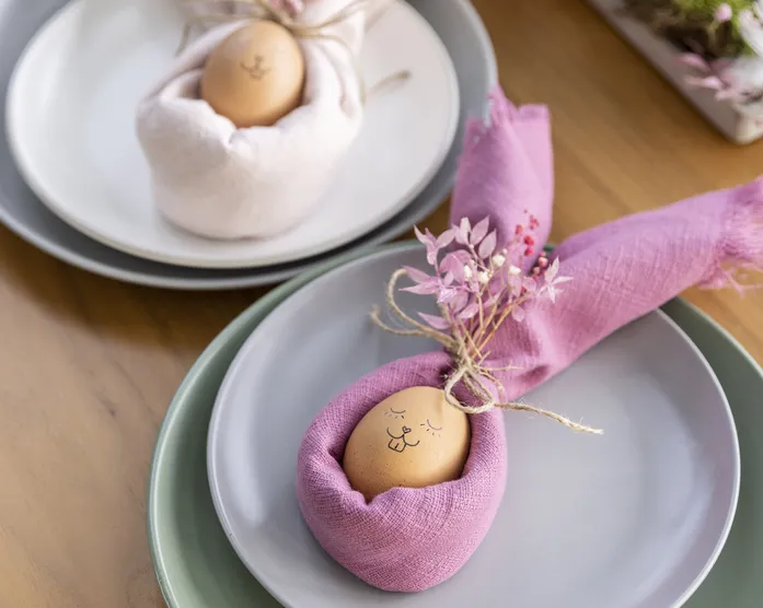 Tisch Dekoration fürs Osterfrühstück