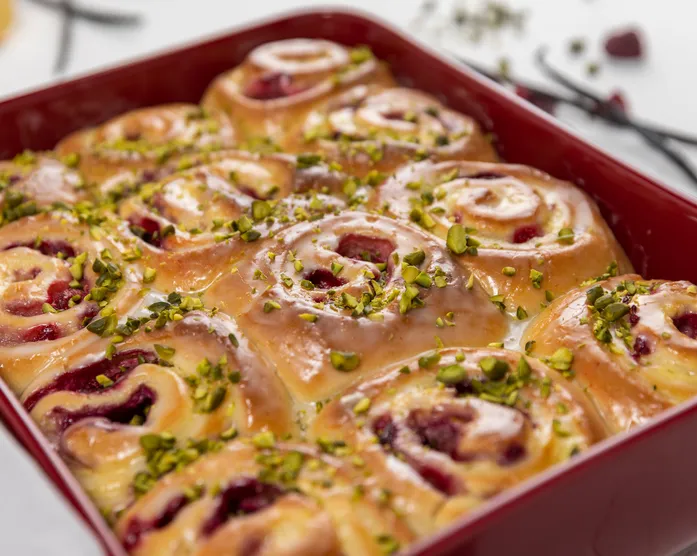 Himbeer-Vanillepuddingschnecken mit Pistazien