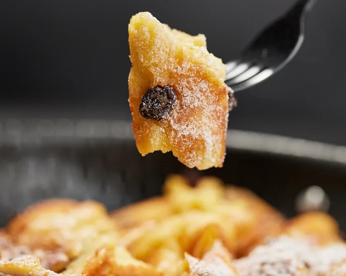 Kaiserschmarrn / mit Rosinen und Mandeln