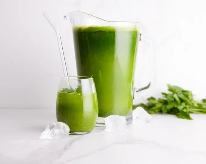 Sellerie-Ananas-Saft / aus dem Slow Juicer