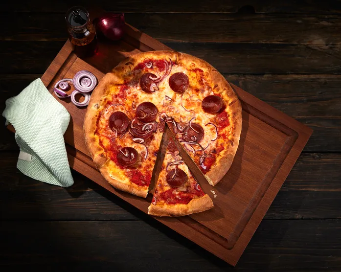 Sucuk-Pizza / mit Zwiebeln