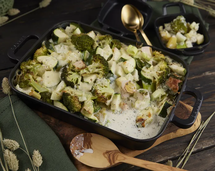 One Pot Ofengericht mit Kartoffeln, grünem Gemüse und Käsesoße