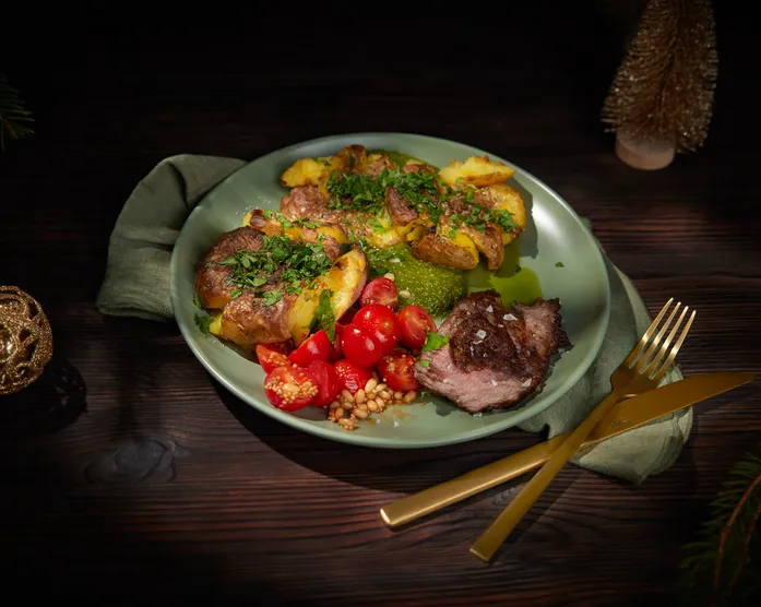 Roastbeef mit Smashed Potatoes, gerösteten Tomaten und Salat-Pesto / Sandras Hauptgang