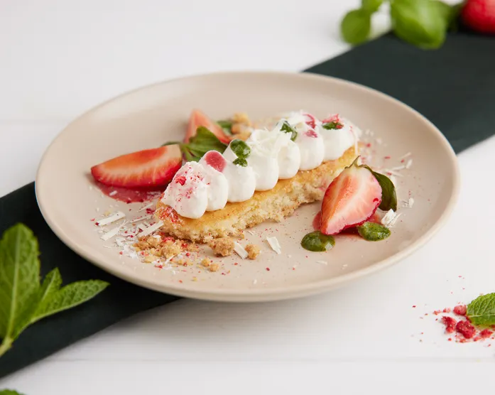 Kokos Törtchen mit Kokoscreme, Erdbeeren und Basilikum Pesto
