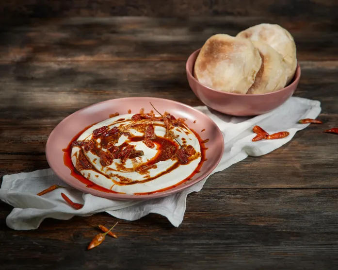 Atom Meze / Joghurtdip mit Paprika-Chili-Butter