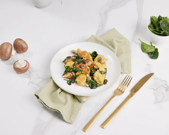 Herzhafter Kaiserschmarrn mit Spinat und Champignons