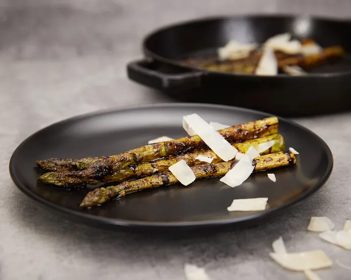 Grüner Spargel mit Parmesan