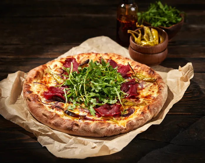 Pizza Bianca mit Pastirma und Rucola