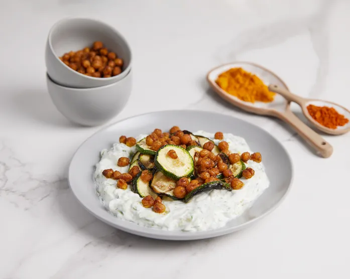Gegrillte Zucchini mit Tsatsiki und knusprigen Kichererbsen