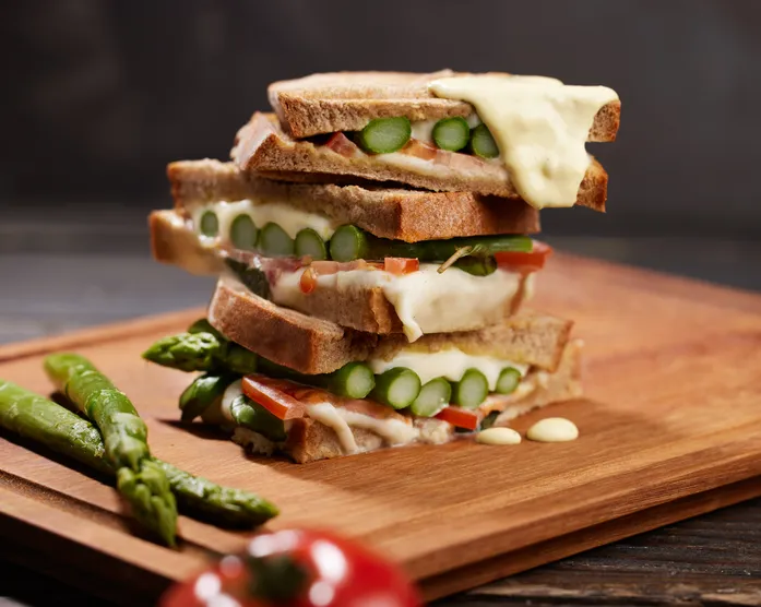 Grilled Cheese Sandwich mit grünem Spargel