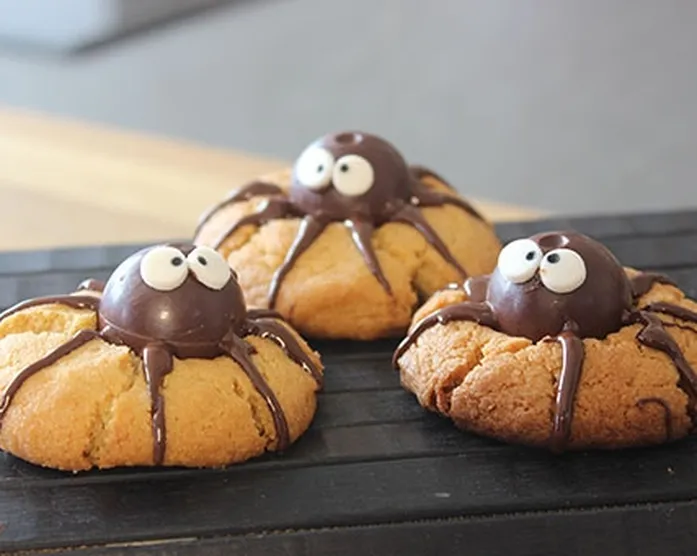 Erdnussbutterkekse mit Schoko-Spinnen / Halloween Cookies