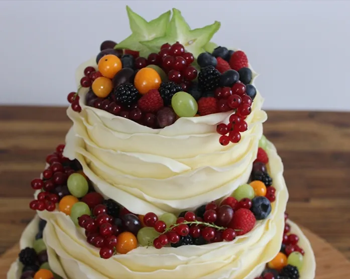 Hochzeitstorte – heller Biskuit mit Himbeerbuttercreme