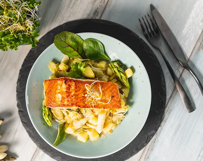 20 Minuten Sommer Rezept: Kartoffel-Spargel & gebratener Lachs
