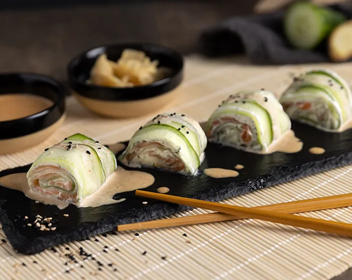 Gurkensushi mit Lachs / Samira und Tolga gemeinsam in der Küche