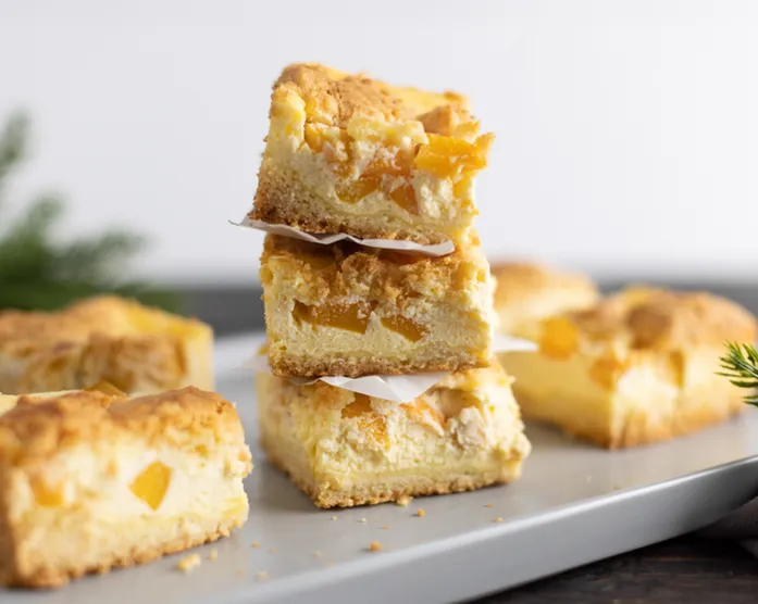 Quarkkuchen mit Käsekuchenschicht und Streuseln