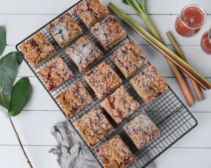 Erdbeer Rhabarber Streuselkuchen mit Quarkfüllung