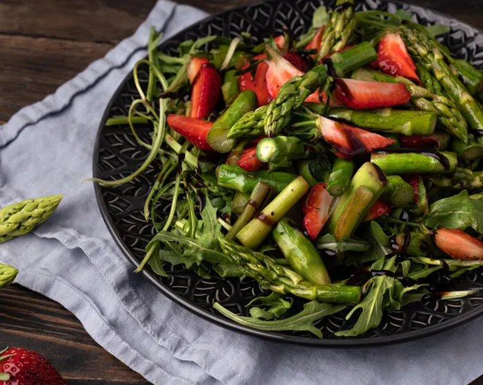 Erdbeer Spargel Salat / warmer grüner Spargel mit Rucola