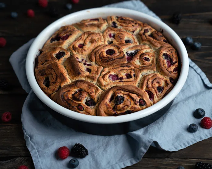 Leckere Mohnschnecken mit Früchten