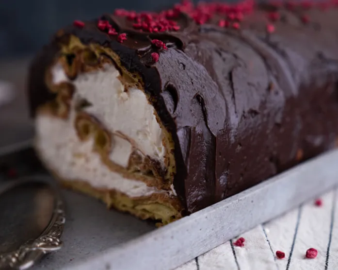 Eclair Rolle mit Vanillesahne und Schokoladen Ganache