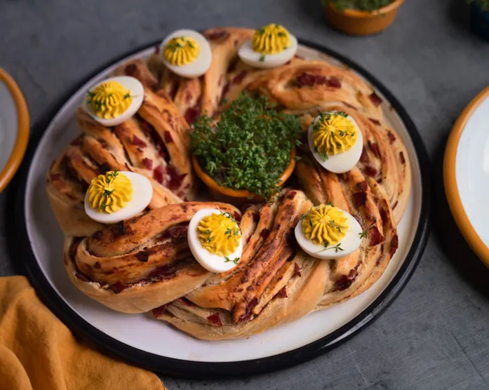 Herzhafter Osterkranz & gefüllte Eier