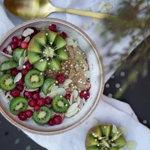 Kiwi-Quinoa-Porridge mit Mandeln & Johannisbeeren