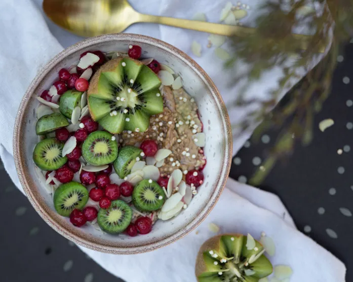 Kiwi-Quinoa-Porridge mit Mandeln & Johannisbeeren