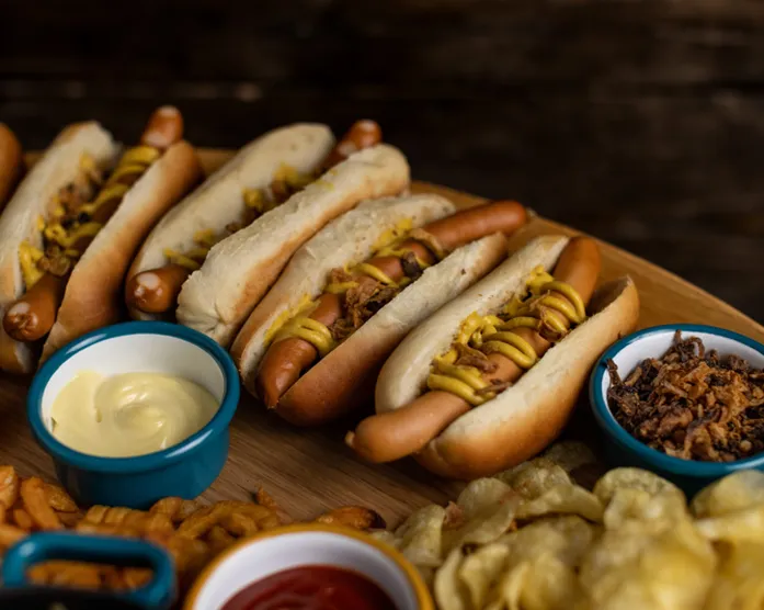 Selbstgemachte Hotdog-Brötchen mit Toppings