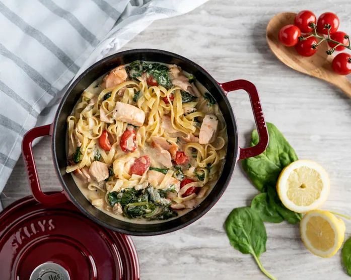 One Pot Lachsnudeln mit Spinat