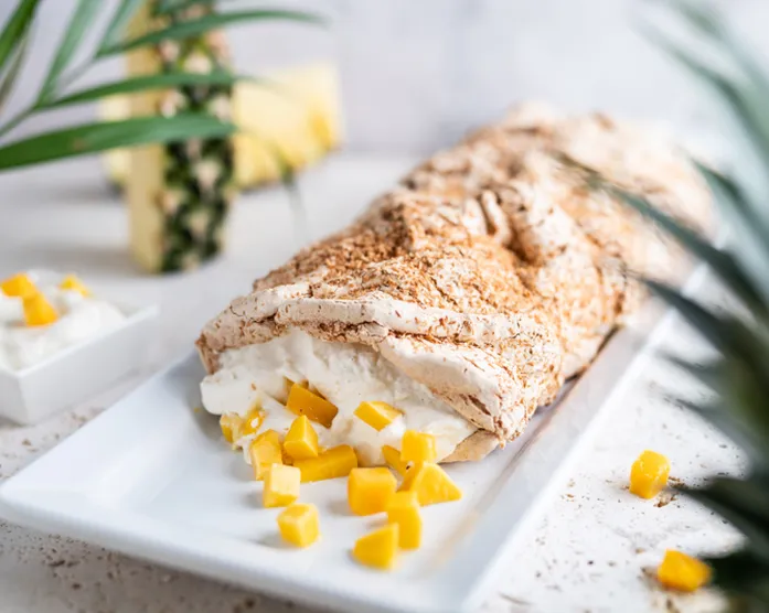 Karibische Baiserrolle mit Kokos & Mango